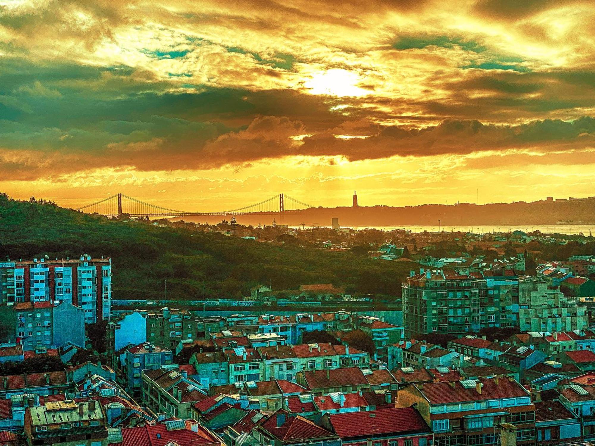 Ideally Located With Perfect Views Alges Luaran gambar
