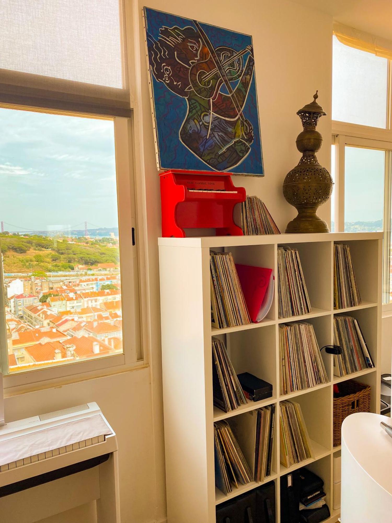 Ideally Located With Perfect Views Alges Luaran gambar