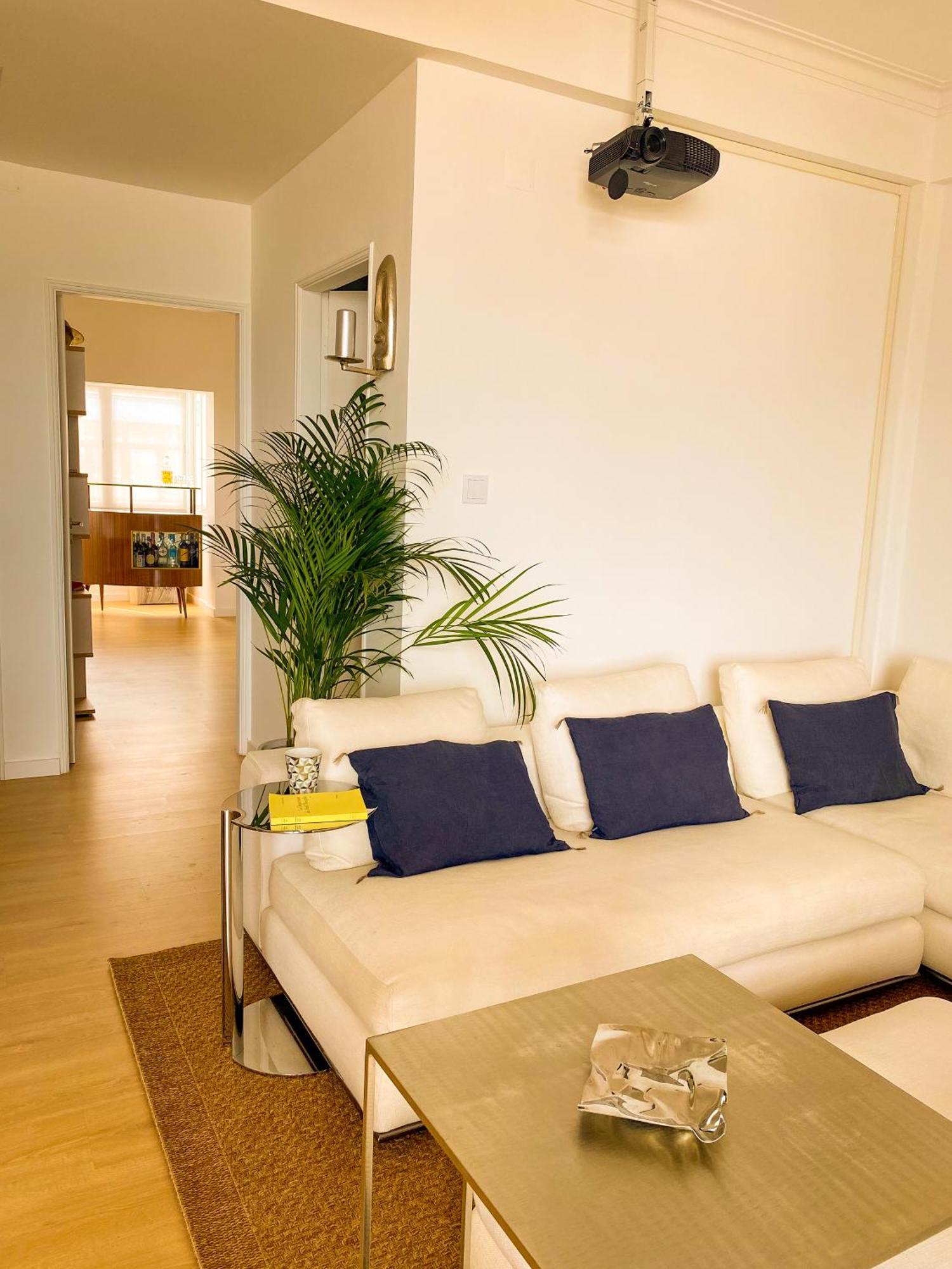 Ideally Located With Perfect Views Alges Luaran gambar