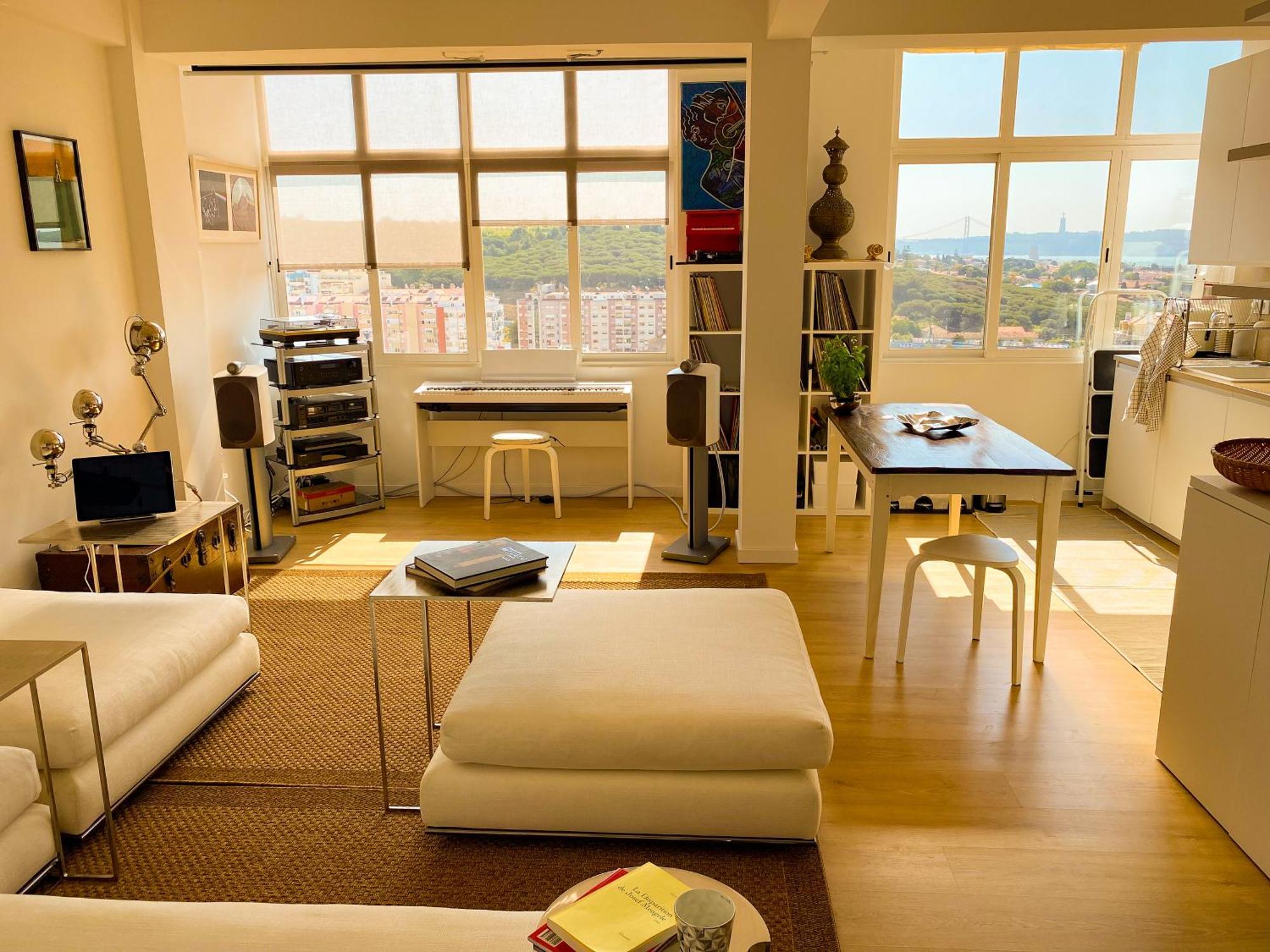 Ideally Located With Perfect Views Alges Luaran gambar