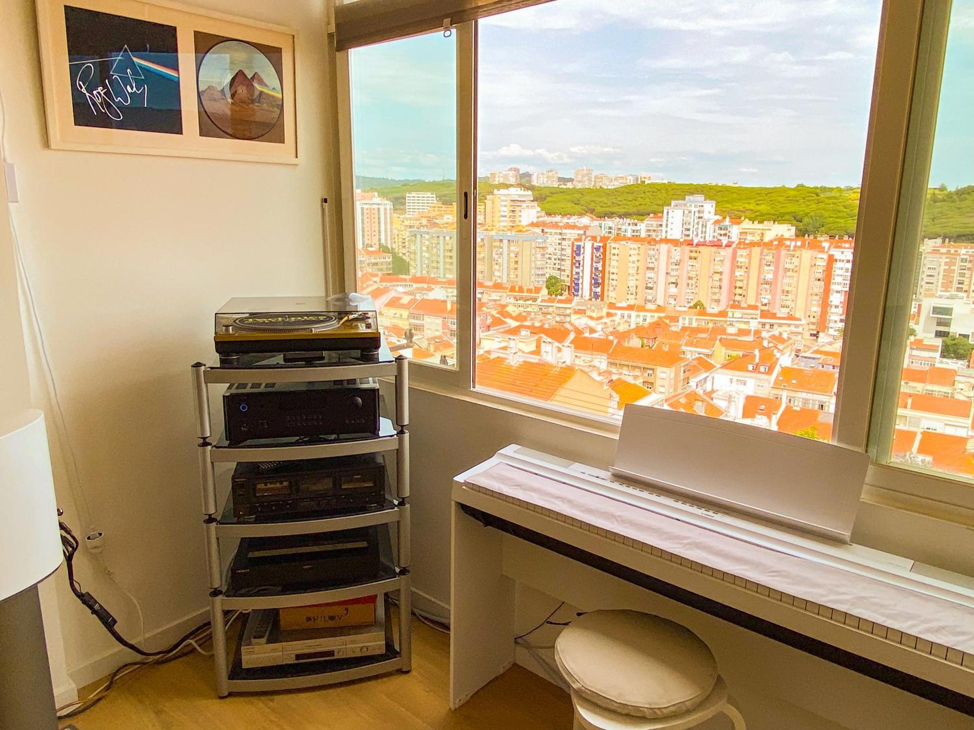 Ideally Located With Perfect Views Alges Luaran gambar