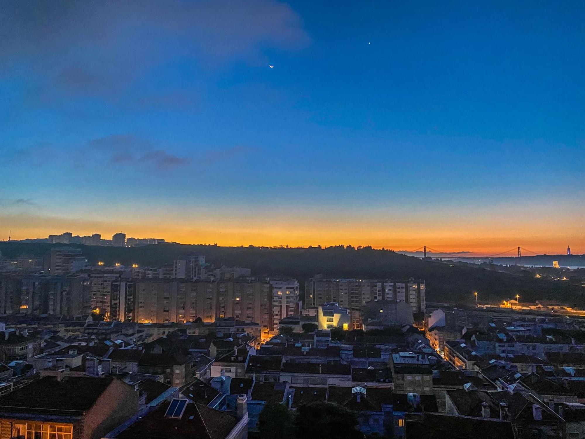 Ideally Located With Perfect Views Alges Luaran gambar