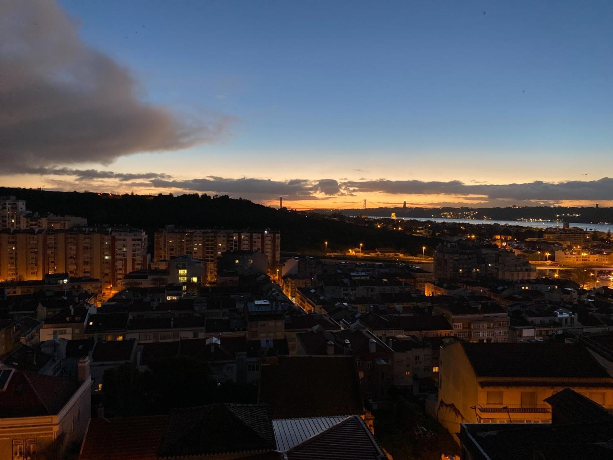 Ideally Located With Perfect Views Alges Luaran gambar